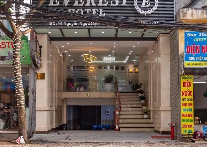 Everest Hotel